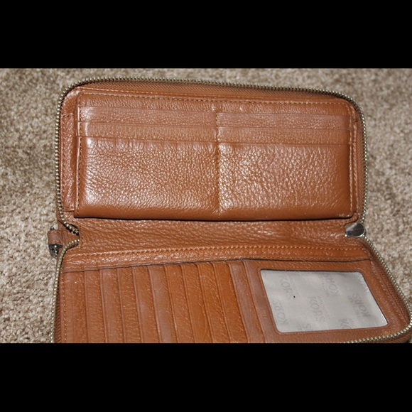 Michael Kors wallet with wrist strap - Picture 2 of 3